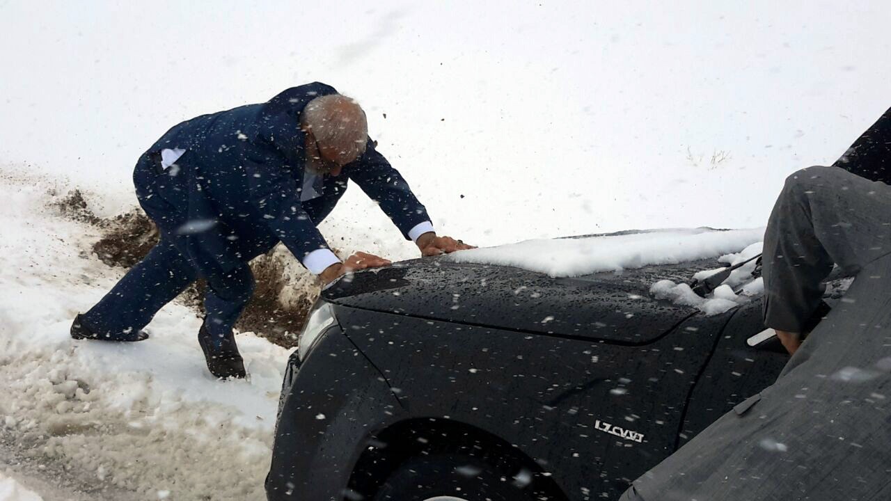 ماجرای کمک نماینده مردم خرم‌آباد و چگنی به مردم گرفتار در برف